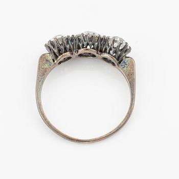 Ring, three-stone ring, with old-cut diamonds.