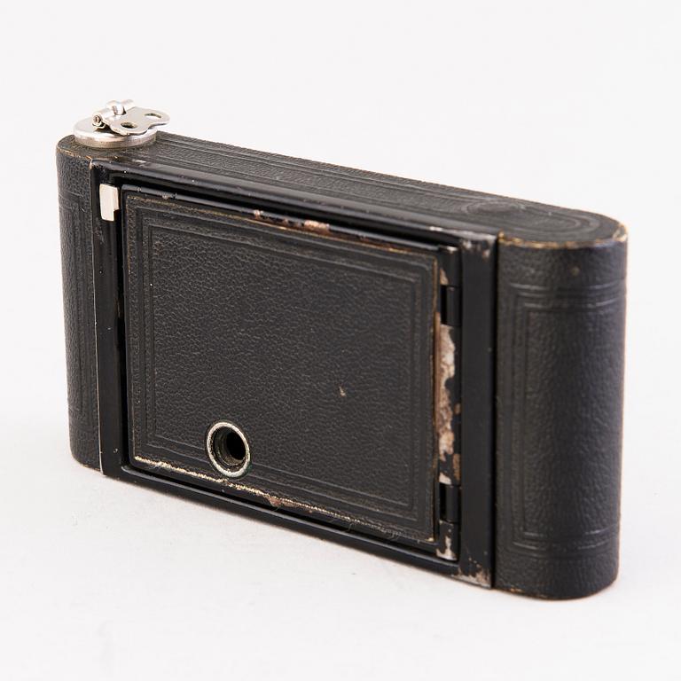 Set of five cameras, with accessories, 1920-50-tal.