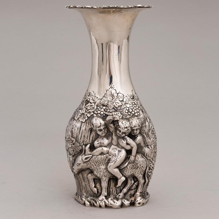 A sterling silver vase, mark of William Comyns & Sons, London 1903.