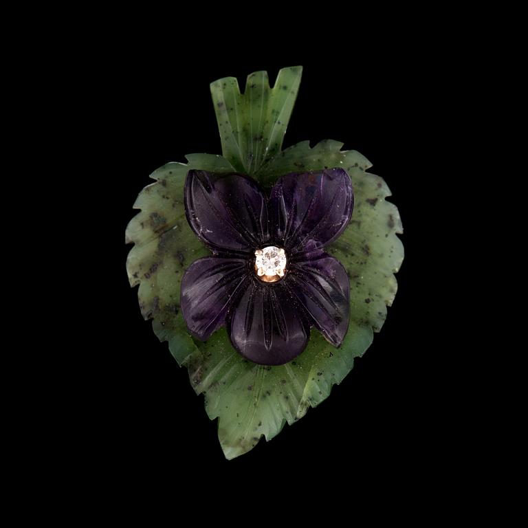 HÄNGE i snidad nefrit samt snidad ametist i form av en blomma och ett löv med en briljantslipad diamant 0.03 ct.