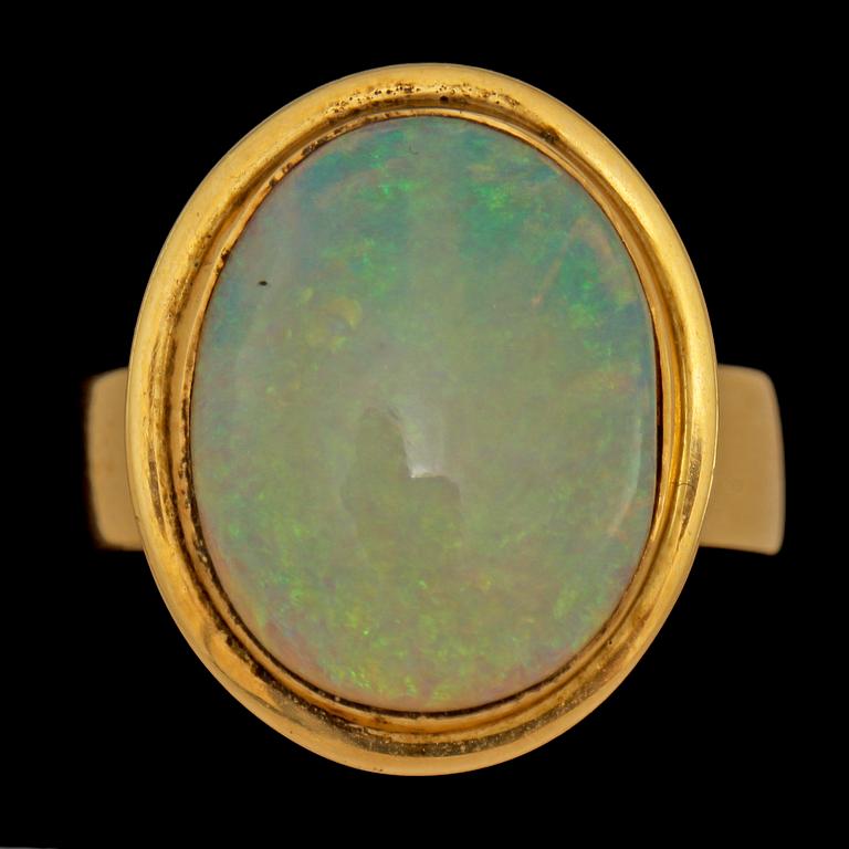 RING, 18k guld med cabochonslipad genuin vit opal, Cecilia Johansson, Göteborg, 1961. Vikt 7 g.