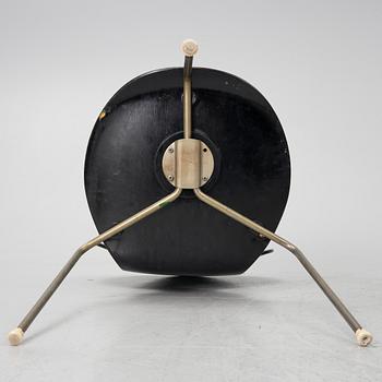 Arne Jacobsen, stolar, 4 st, "Myran", Fritz Hansen, Danmark, 1900-talets andra hälft resp 2024.