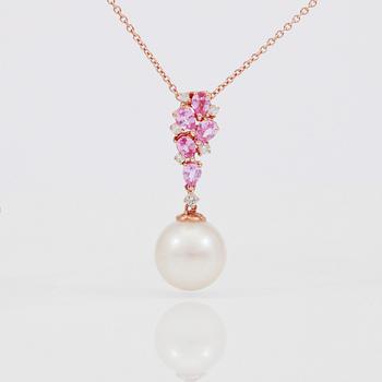 HÄNGE MED KEDJA, rosa safirer totalt ca 0,95 ct, diamanter totalt ca 0,13 ct samt vittonad odlad pärla.