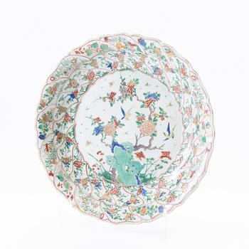 A famille verte dish, Qing dynasty, Kangxi (1662-1722).