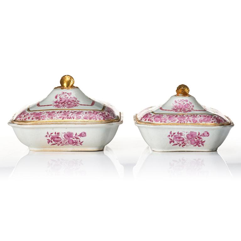 Karotter med lock, tre stycken, kompaniporslin. Qingdynastin, Jiaqing (1796-1820).