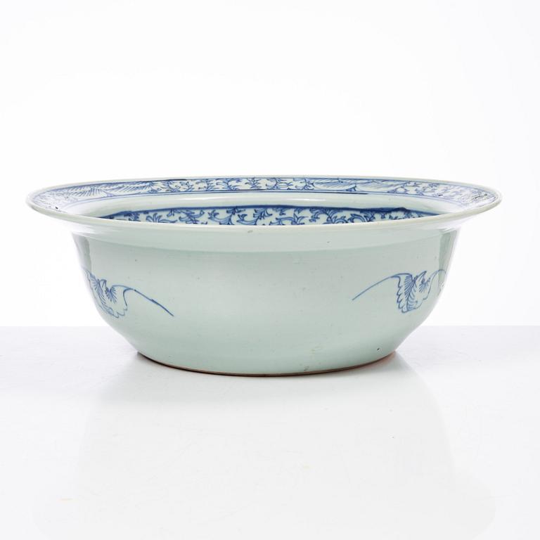 A large blue and white basin, Qing dynasty, 19th century.