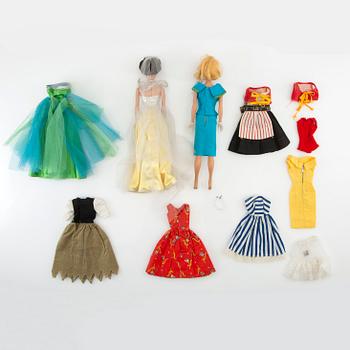 Barbie, dockor, 2 st . vintage, "Bubble cut" och "Ponytail", kläder, accessoarer.