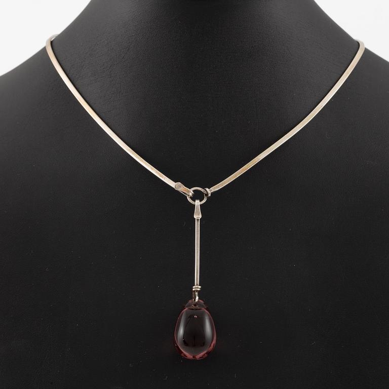 Vivianna Torun Bülow-Hübe, collier och örhängen, silver med lila-aprikosa glasdroppar.