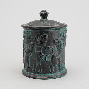 A tobacco jar, 20th century.