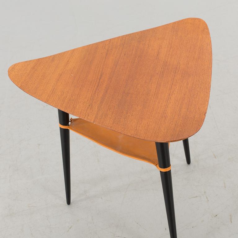 A SMALL TEAK TABLE DESIGNED BY UNO & ÖSTEN KRISTIANSSON FOR LUXUS.