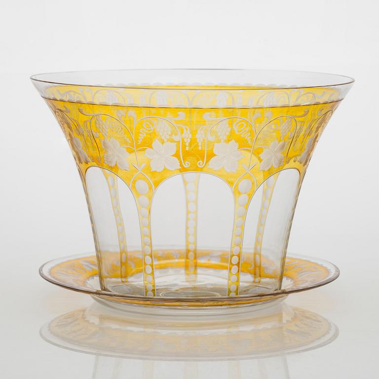 Eric O. W. Ehrström, an engraved glass bowl on a plate for Karhula Glassworks. Model designed in 1925.