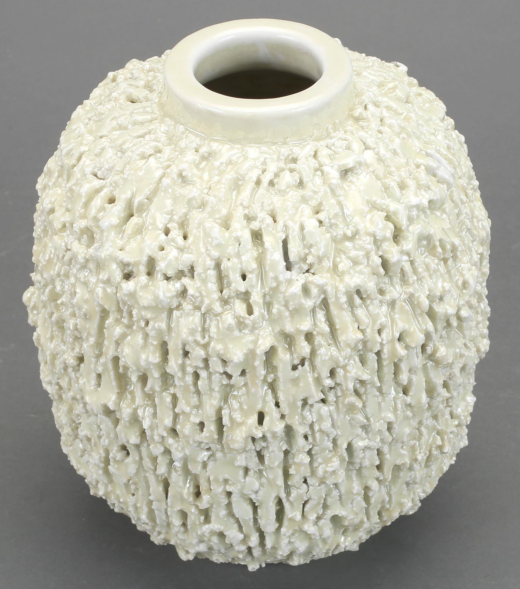 VAS, Gunnar Nylund, Rörstrand, "Igelkottvasen", chamotterat stengods. Formgiven 1936.