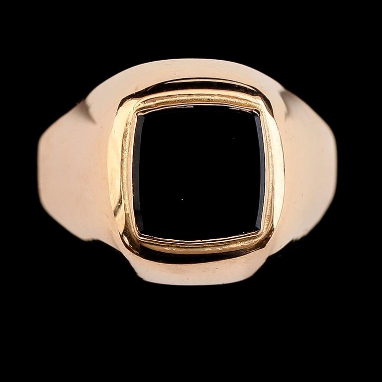KLACKRING, 18 k guld med svart sten. Total vikt ca 6 gram.