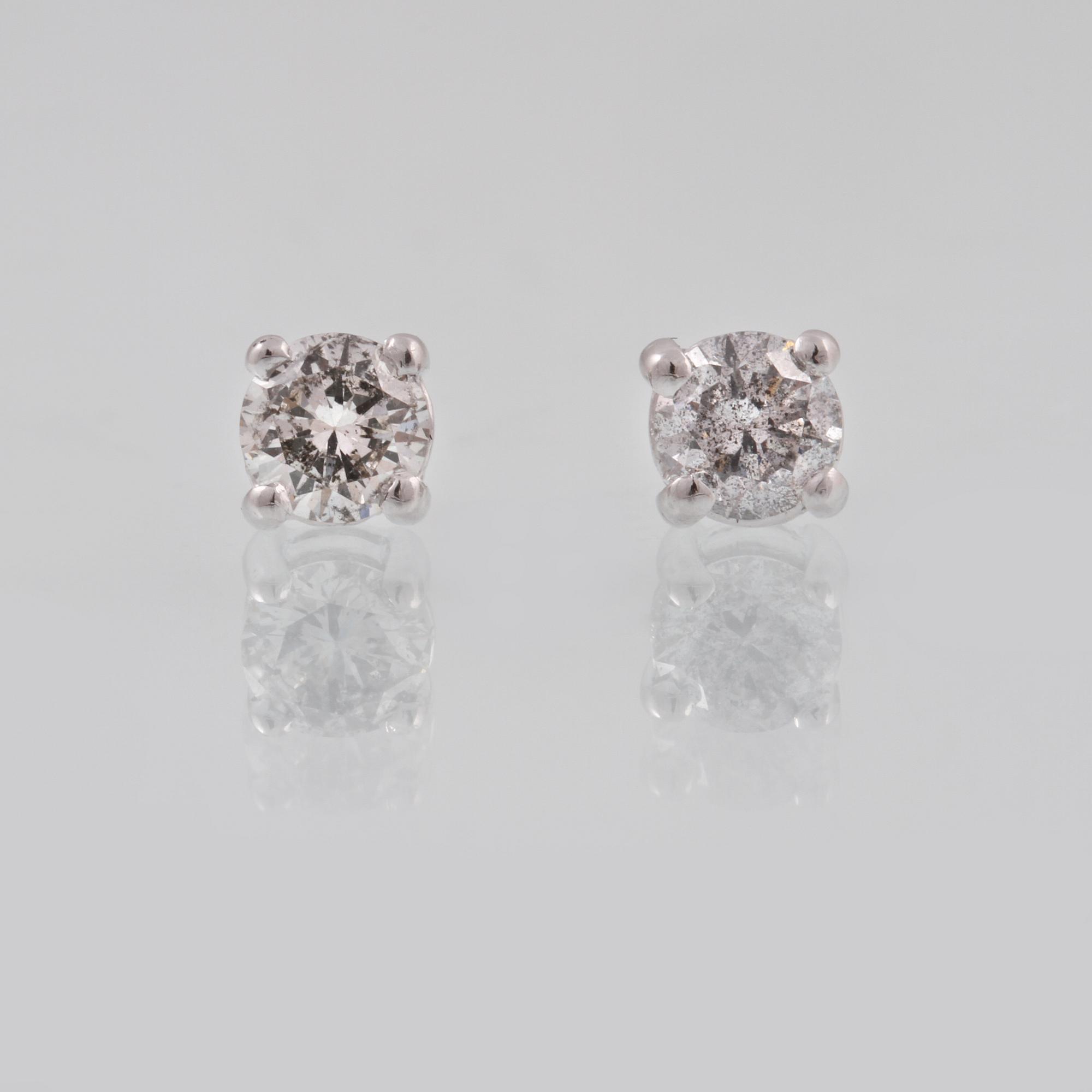 ÖRHÄNGEN, 18K vitguld med briljantslipade diamanter ca 0.83 ct. Vikt 2,4 gram.