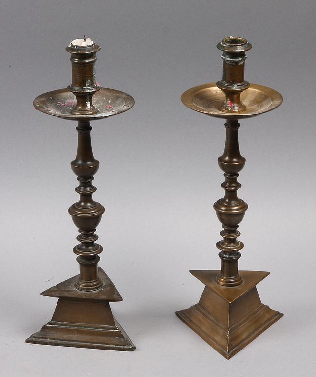 LJUSSTAKAR, ett par. Barockstil.