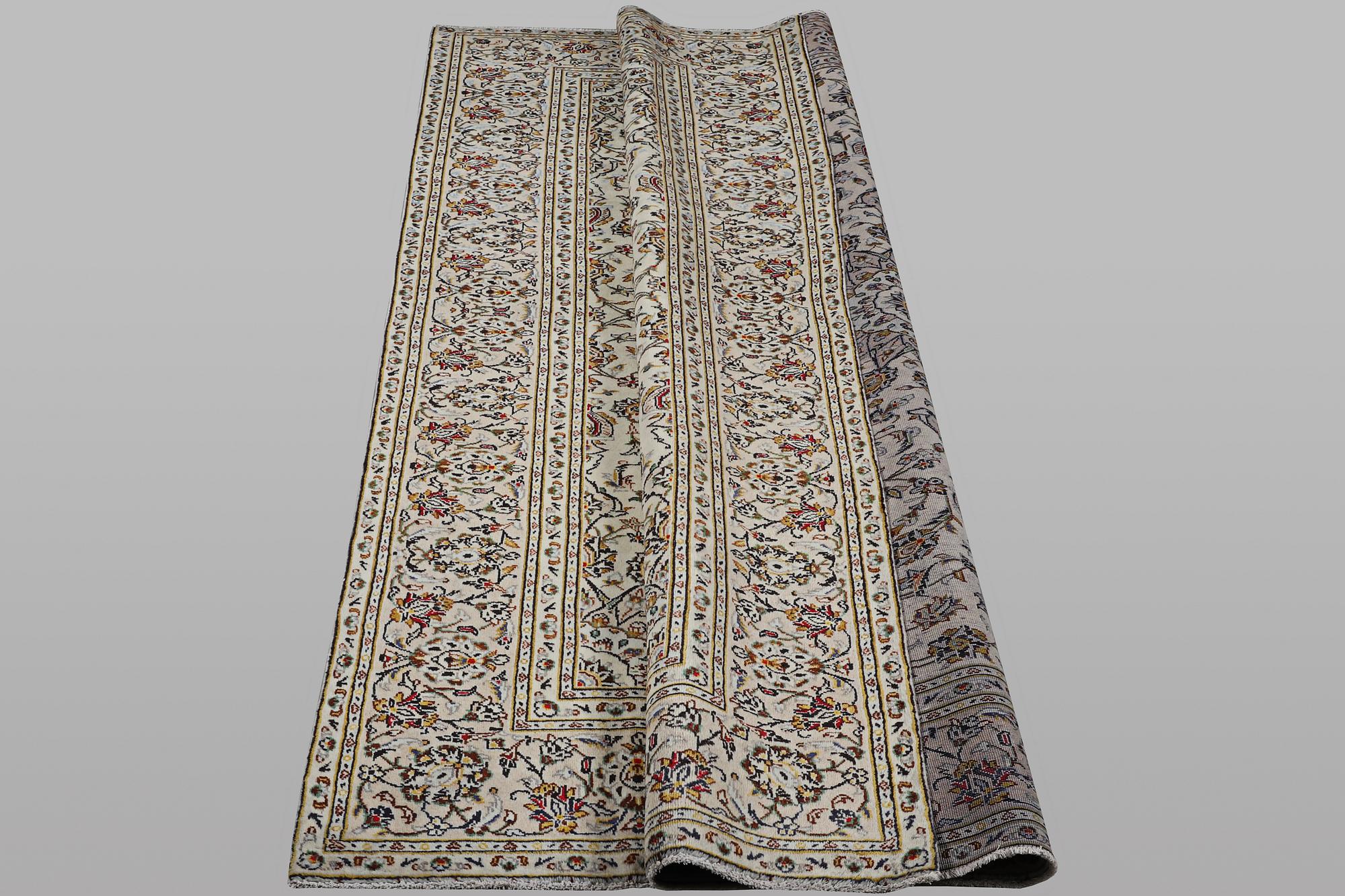 A carpet, Kashan, ca 289 x 188 cm.