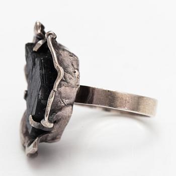 Reino Saastamoinen, Ring, sterlingsilver och spektrolit. Helsingfors 1970.
