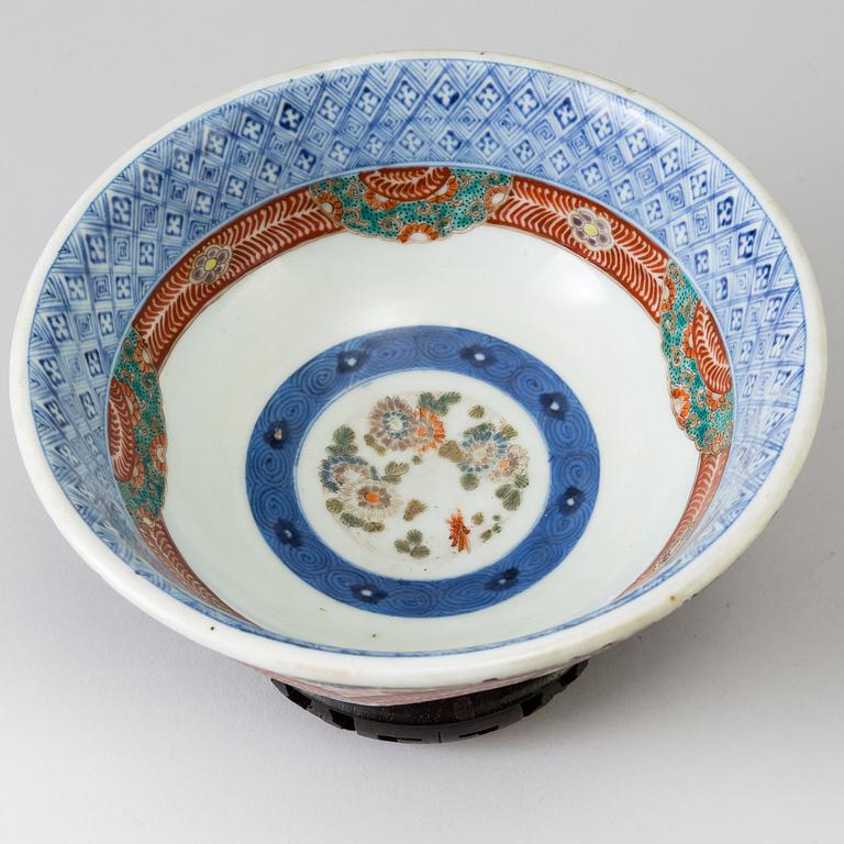 A set of fan-shaped bowls and a larger bowl, Japan, Meiji (1868-1911).