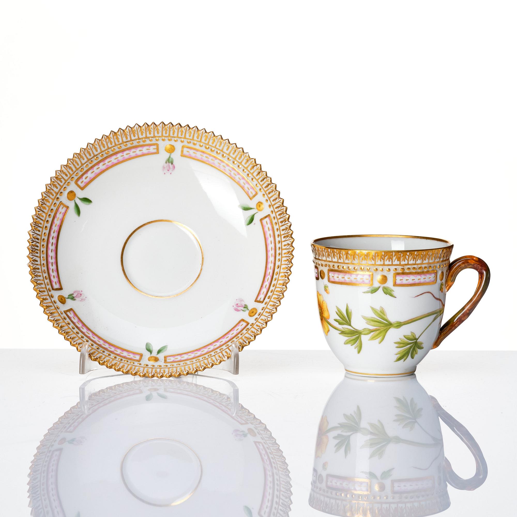 Kaffekoppar, med fat, tre stycken samt fem assietter, porslin. Royal Copenhagen, 'Flora Danica', Danmark, 1900-tal.