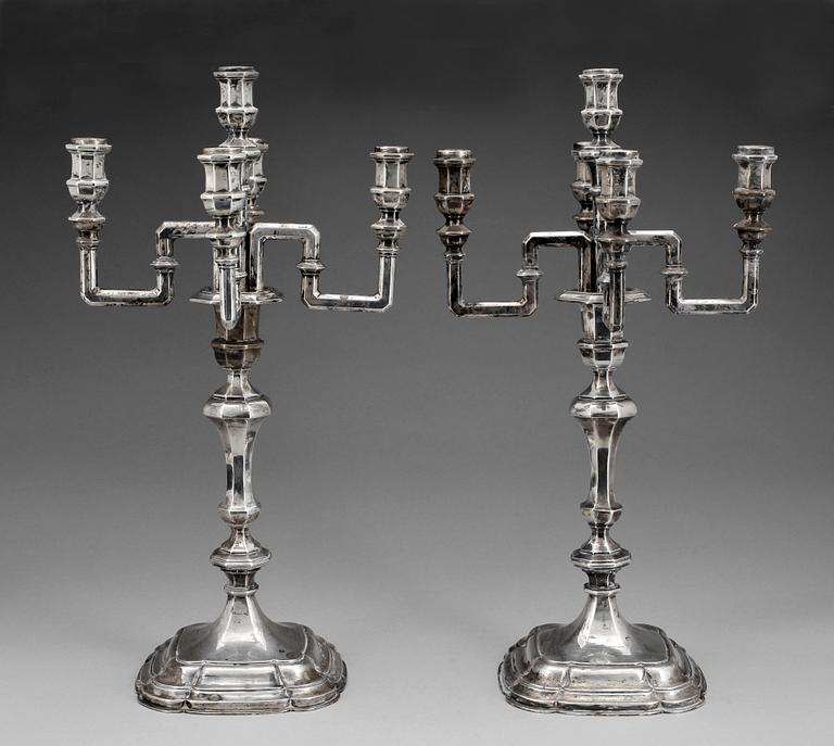 KANDELABRAR, ett par, låghaltigt silver. Tyskland. 1800/1900-tal. Ca 1620g.