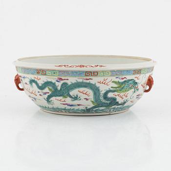 A famille rose 'dragon' bowl, late Qing dynasty/around 1900.