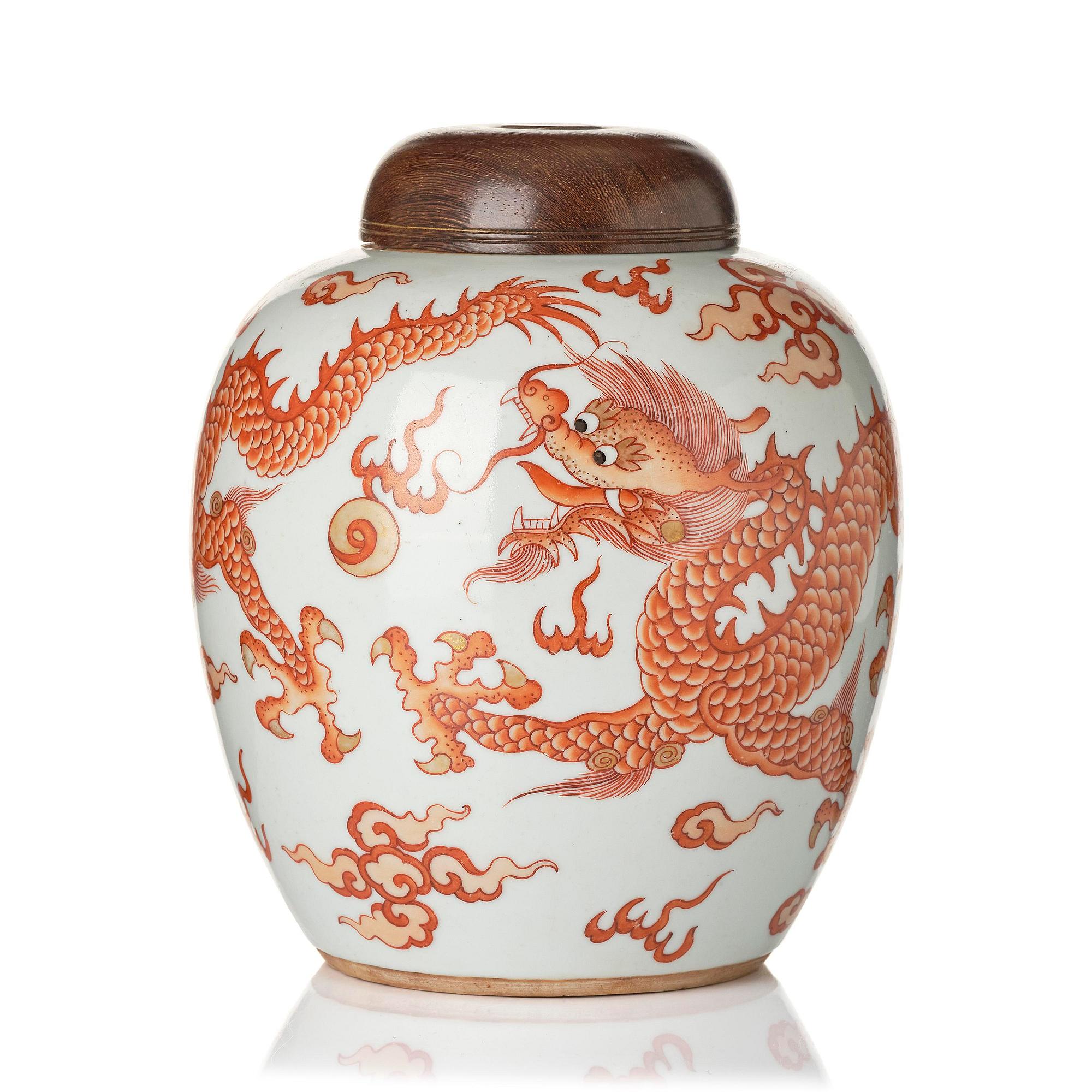 A 'dragon' jar, late Qing dynasty, 19th century.