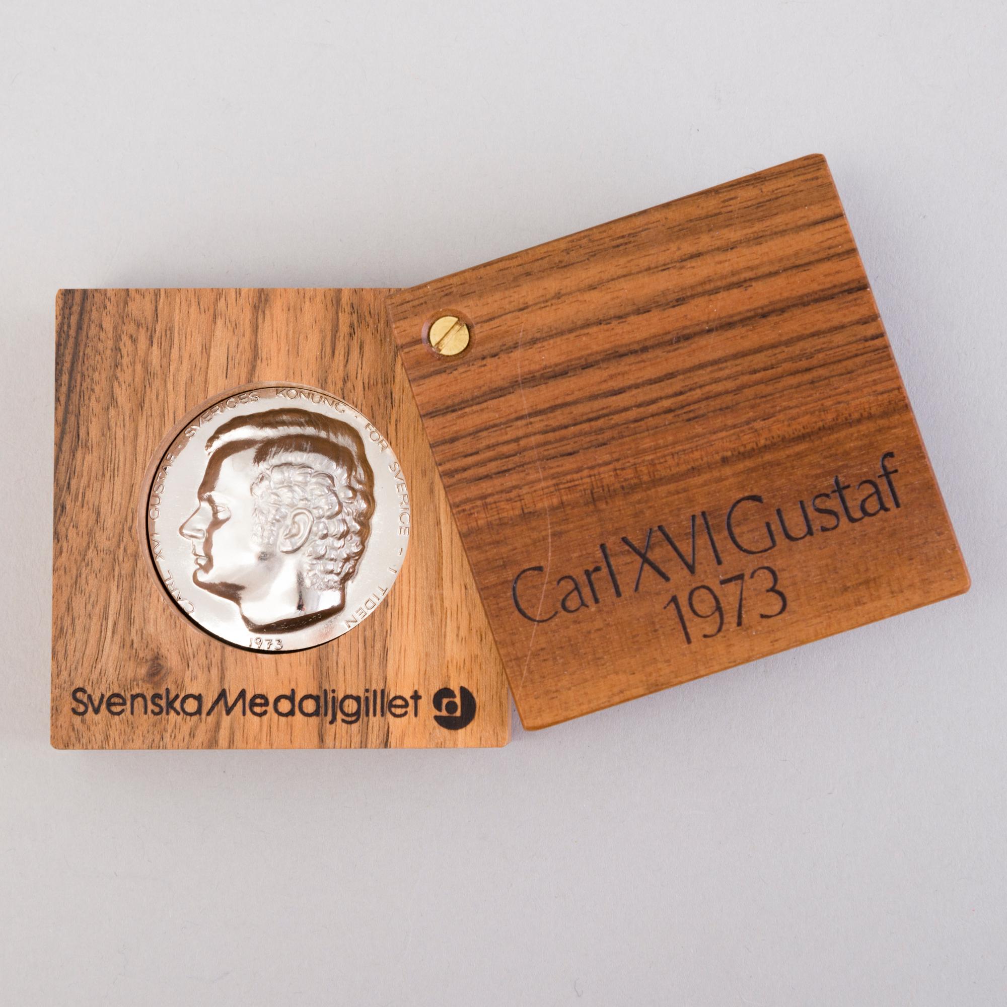 A commemorative platinum 999/1000 medallion, Carl XVI Gustaf, King of Sweden 1973, numbered 43/50, marked P. Lunde -73.