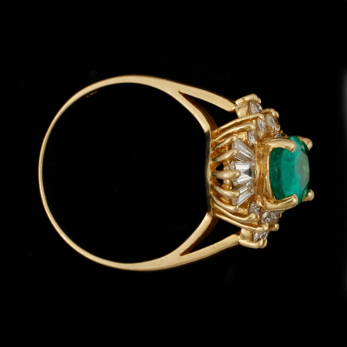 RING, 18k guld med oval smaragd och olikslipade diamanter. Vikt ca 5,7 gram.