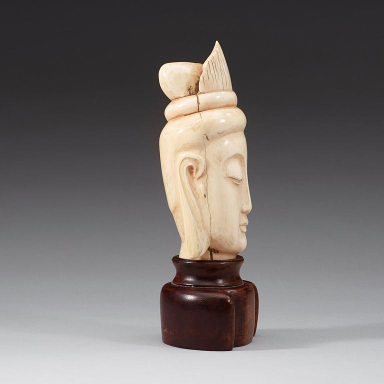 A ivory figure of Guanyin, Qing dynasty (1644-1912).