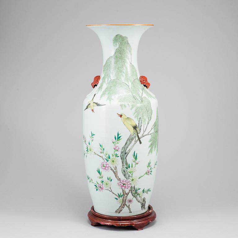 A large Chinese famille rose floor vase, 20th century.