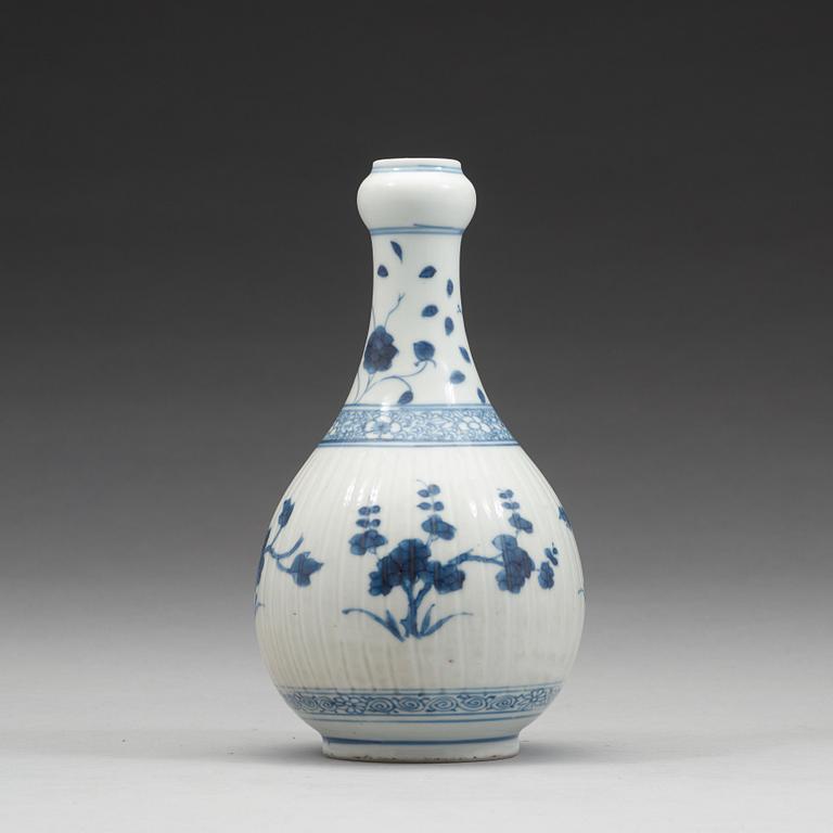 FLASKA, porslin. Qingdynastin, Kangxi (1662-1722).