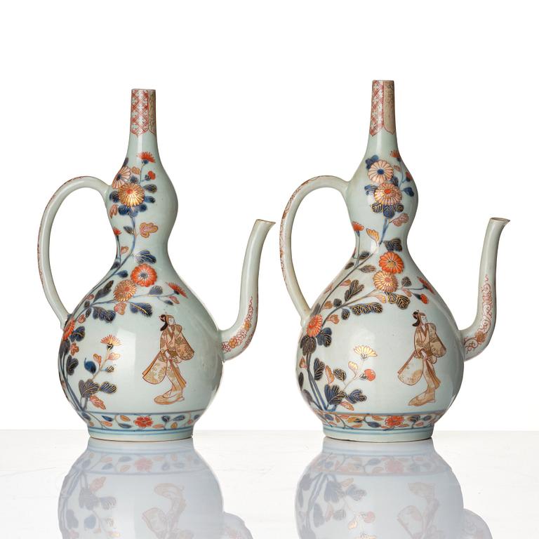 Vinkannor, två stycken, porslin. Japan, Edo perioden (1666-1868).