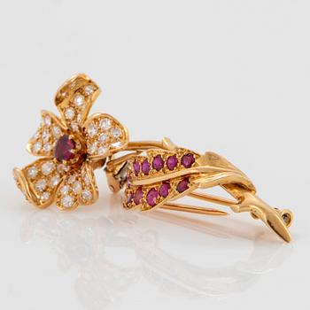 Blombrosch 18K guld med fasetterade rubiner och åttkantslipade diamanter.