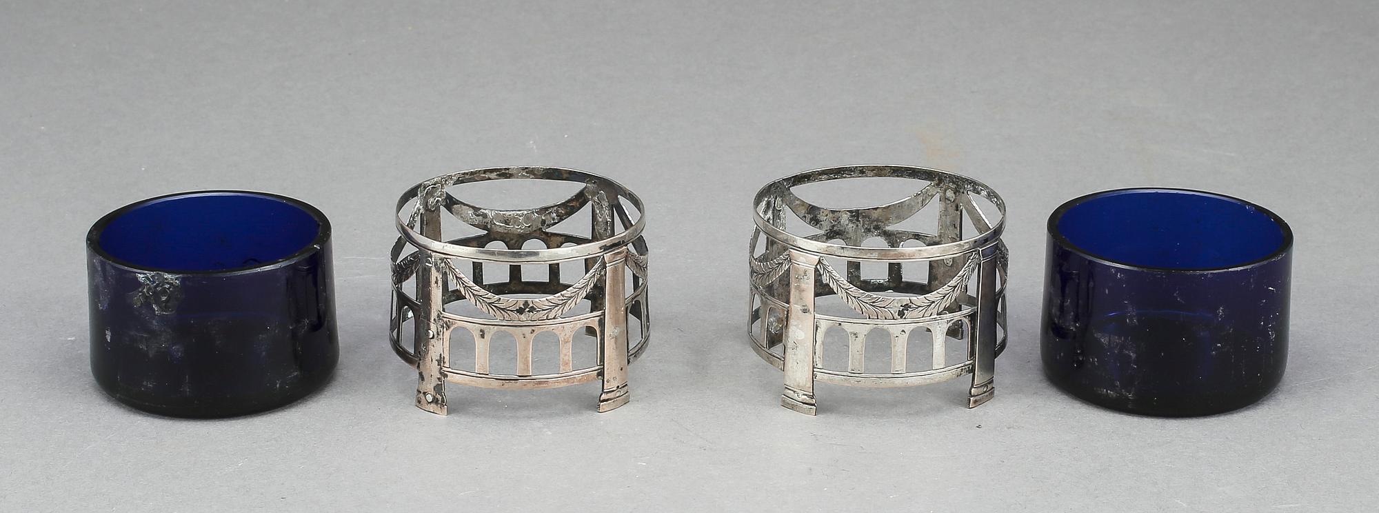 SALTKAR, ett par, försilvrade, sengustavianska, omkring år 1800.