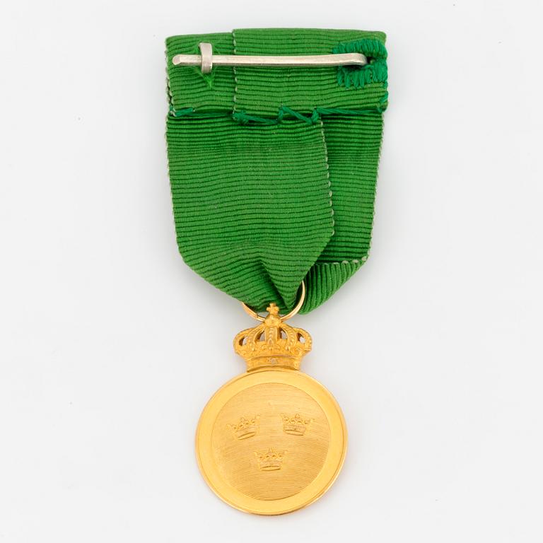 The gold medal of Vasa with green ribbon.