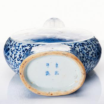 A matched pair of blue and white moon flasks, Qing dynasty, 19th century.