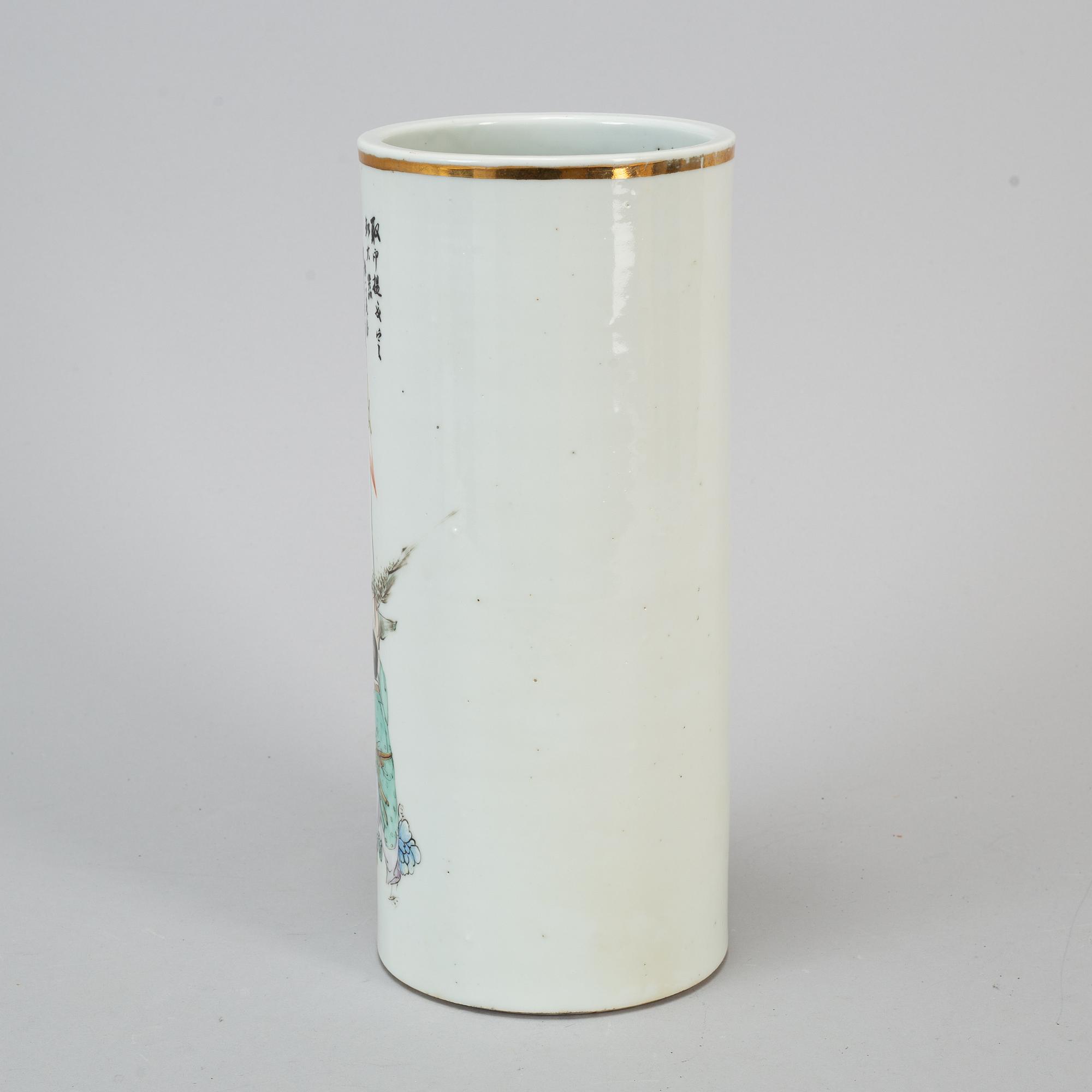 A Chinese famille rose hat stand, first half of the 20th century.