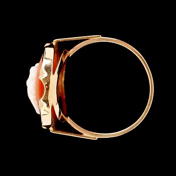 RING, 18 k guld med kamé. Vikt ca 5 g.