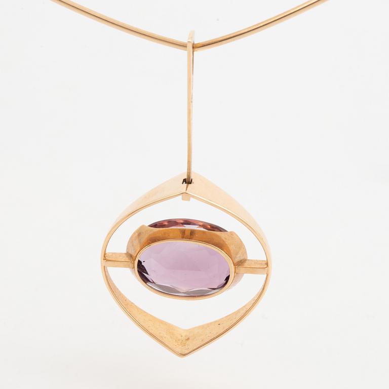 Elis Kauppi, A 14K gold necklace with an amethyst. kupittaan kulta, Turku 1962.