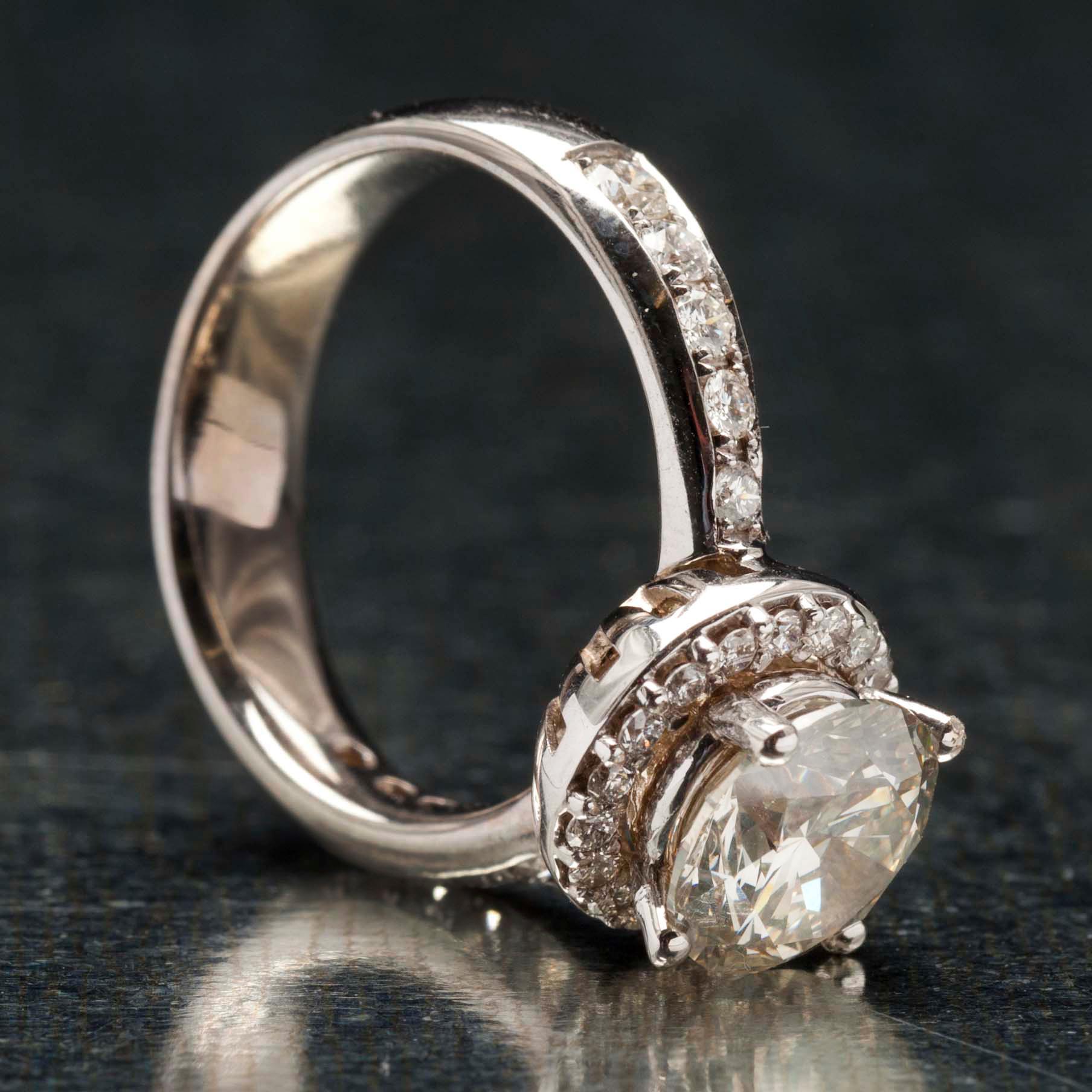 RING, vitguld 18K, briljantslipade diamanter, mittsten 2,60 ct + 0,62 ct. Vikt 8,2 g.