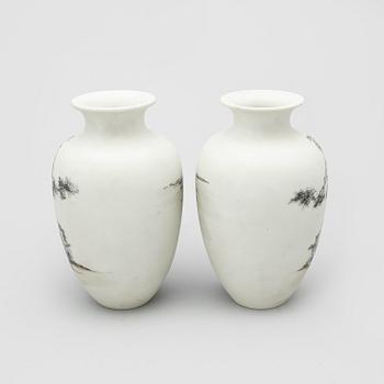 VASER, ett par, porslin, Kina, 1900/2000-tal.