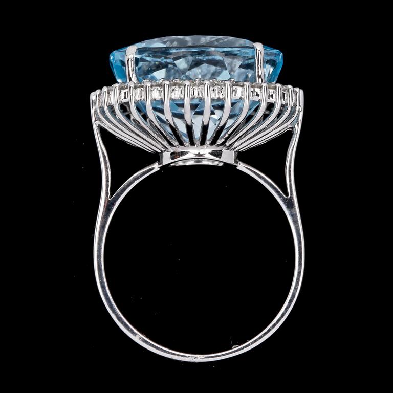 A blue topaz ring, app 12 cts, and brilliant cut diamonds, tot. 0.50 cts.