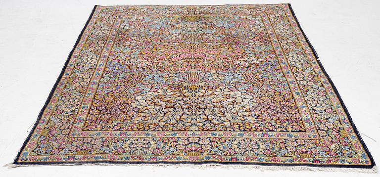 Matta, Kirman, ca 305 x 200 cm.