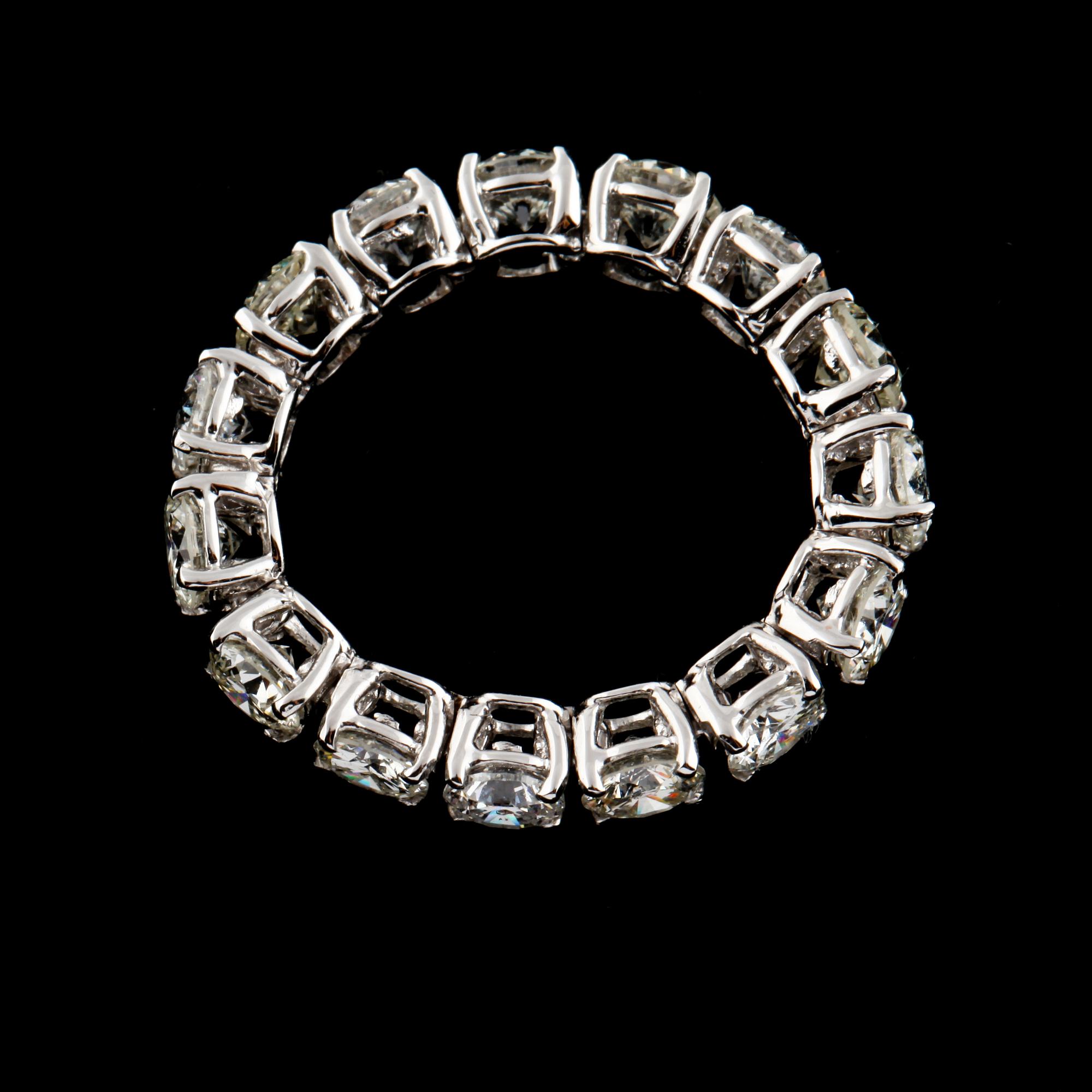 RING, 18k vitguld med briljantslipade diamanter, 4.15 ct. Vikt 4,5 g.