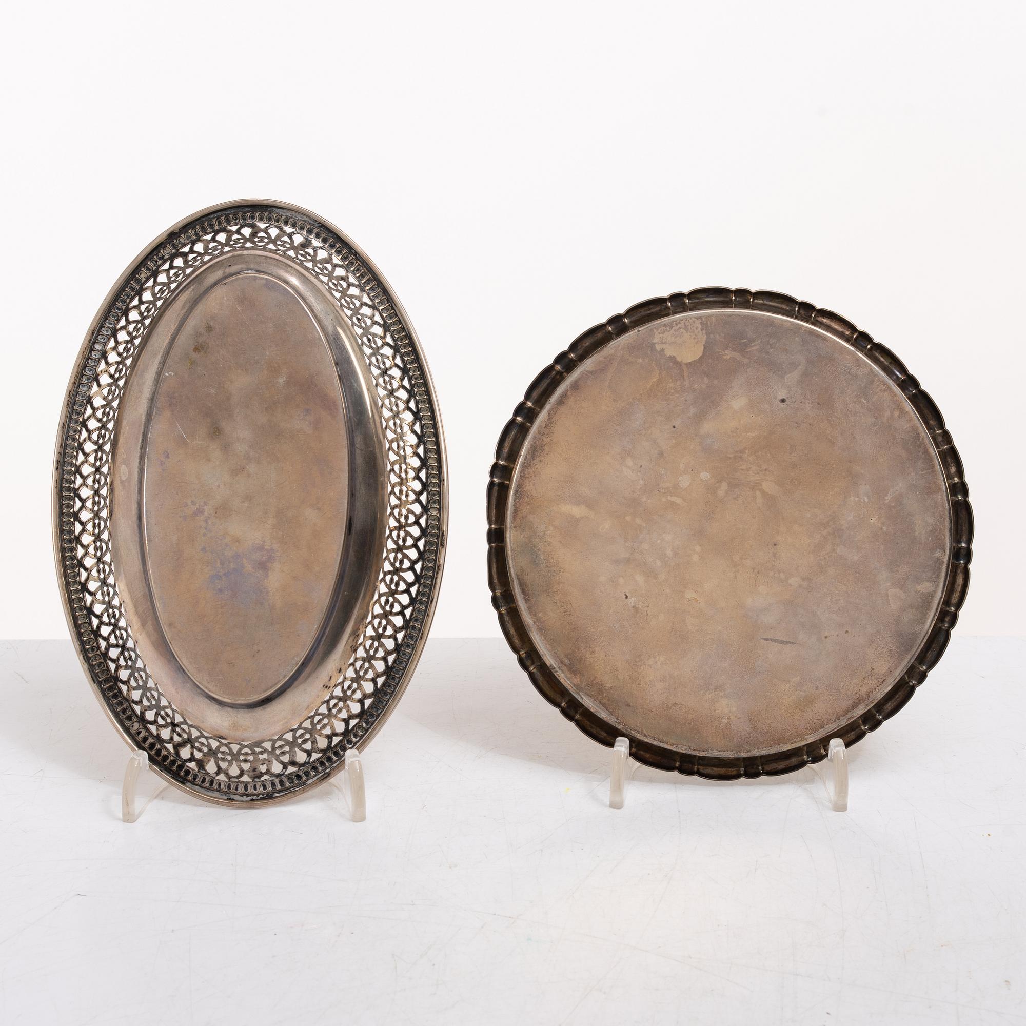 Skål, bägare, borste, kam, ett par saltkar samt 6 st fat, silver.