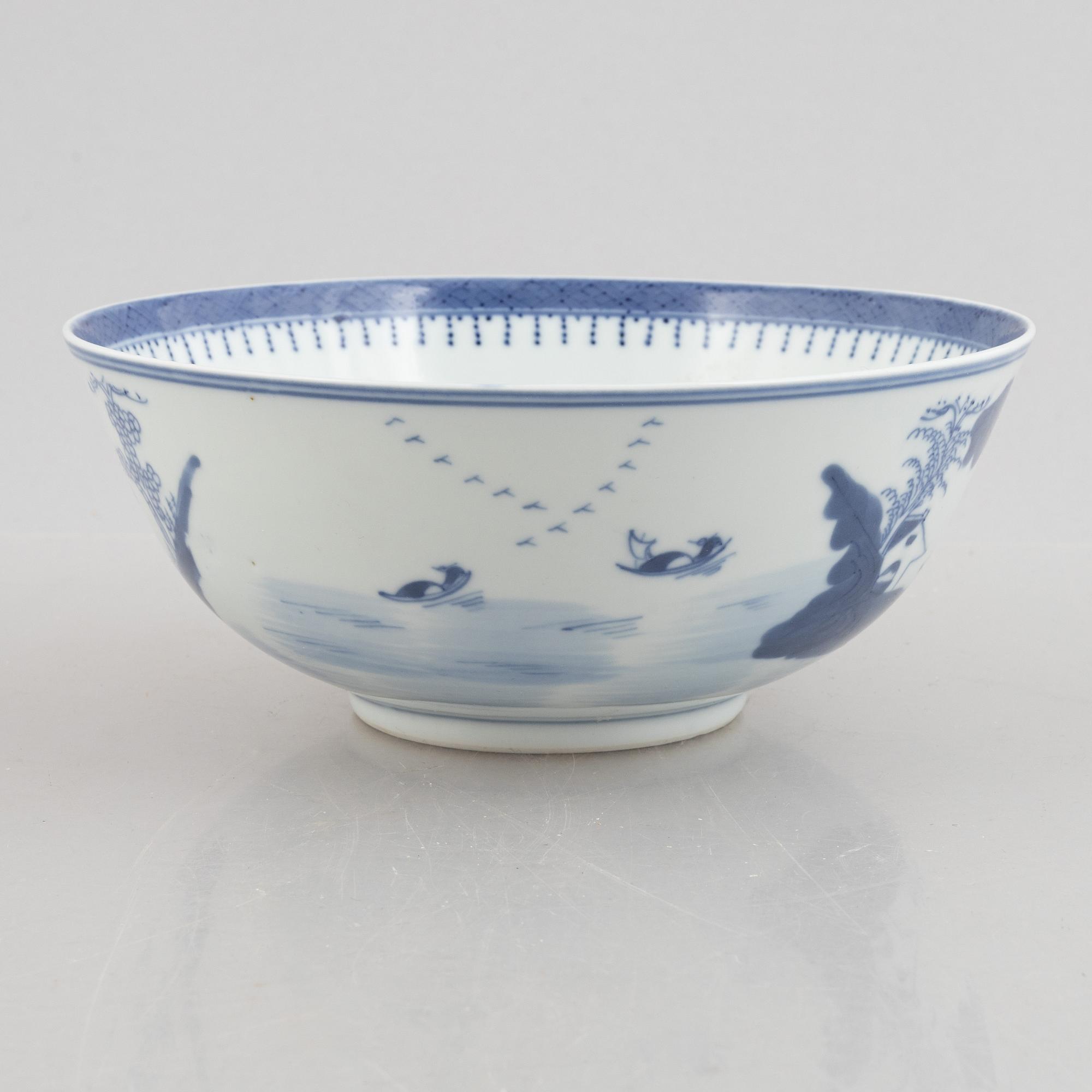 A blue and white bowl and a storage jar, Qing dynasty.