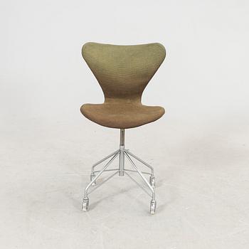 Arne Jacobsen, a "Sjuan" desk chair for Fritz Hansen dated 1968.