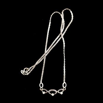 COLLIER, 18 k vitguld med 3 mindre briljanter. Totalvikt 6 g.