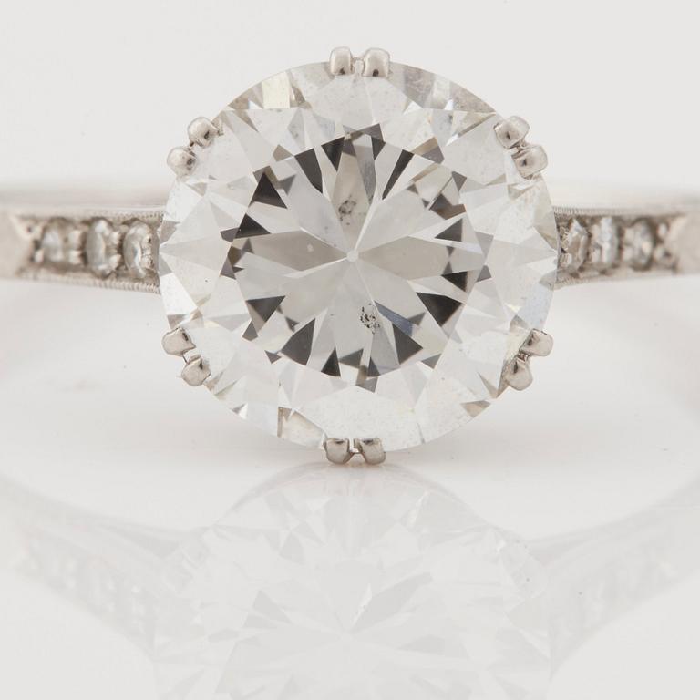 RING, med äldre briljantslipad diamant cirka 2.10 ct.