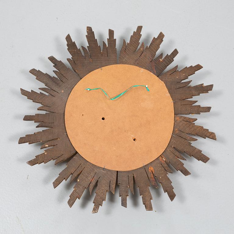 SOLSPEGEL, bronserat trä, 1900-talet.